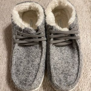 Tommy Bahama fleece lined slip ons - 7.5